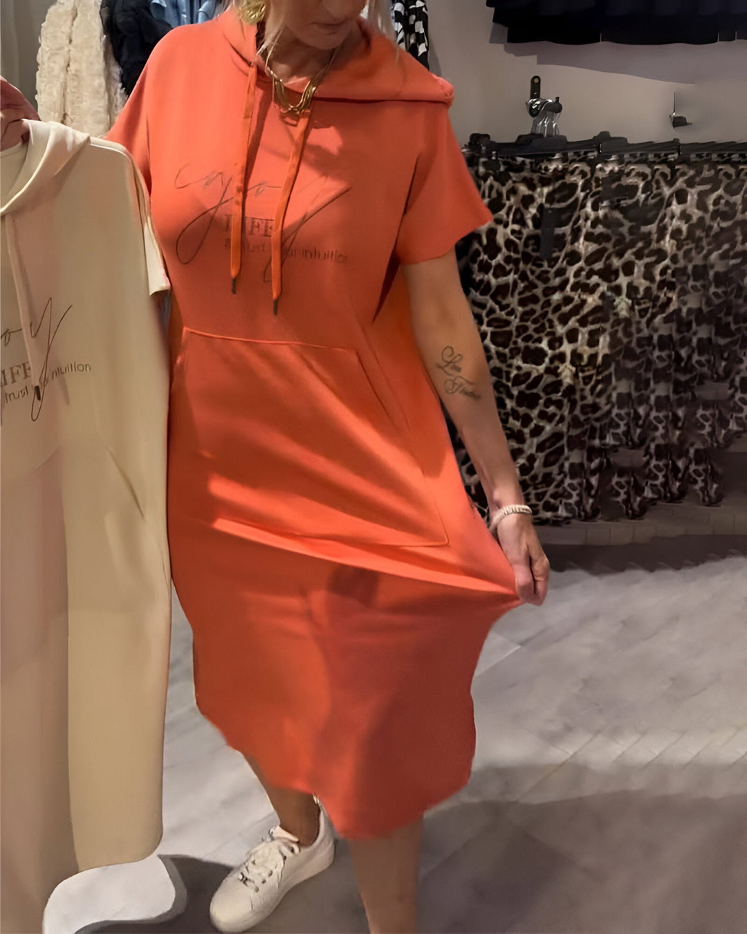 Sásquia - Casual šaty s kapucí